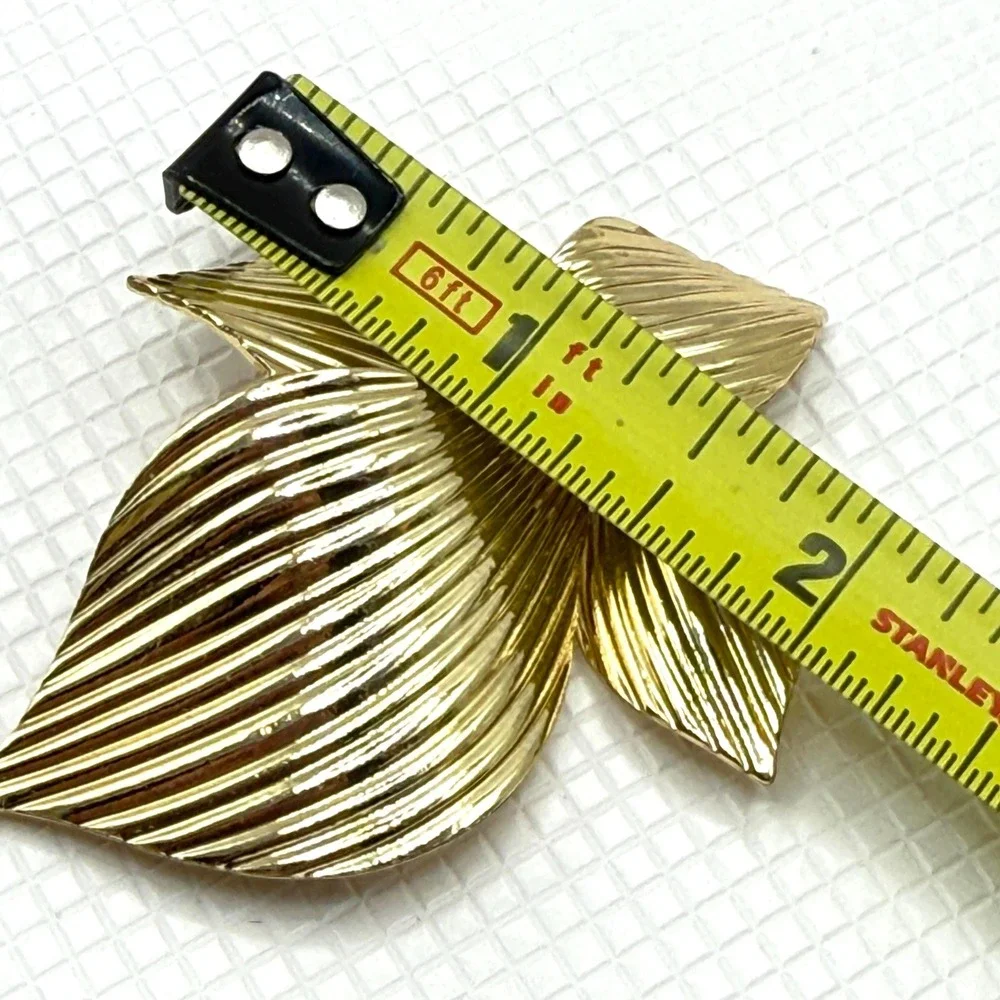 Vintage Retro Ribbed 60s Leaf Foliage Nature Gold Tone Statement Pin Brooch